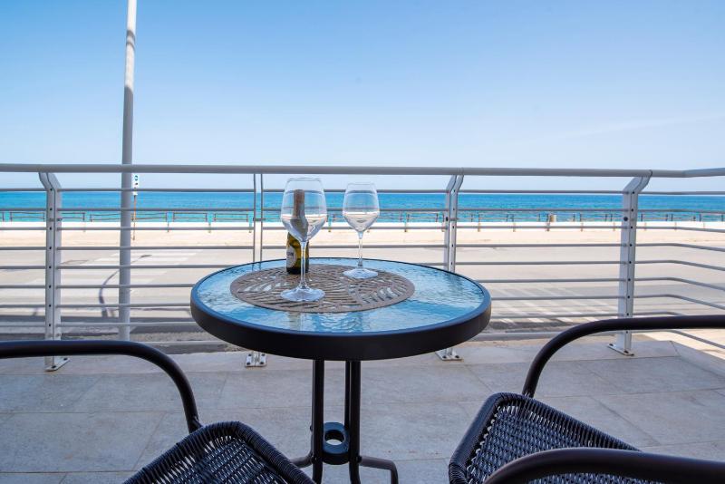White Apartments & Spa - image 23
