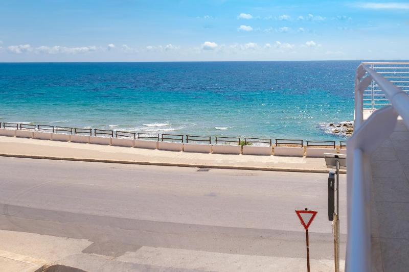 White Apartments & Spa - image 6