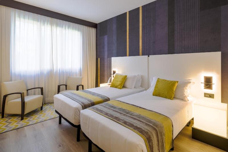 Twin Room image 4