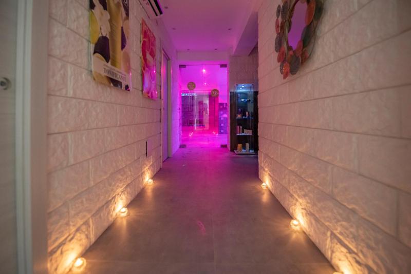 White Apartments & Spa - image 10