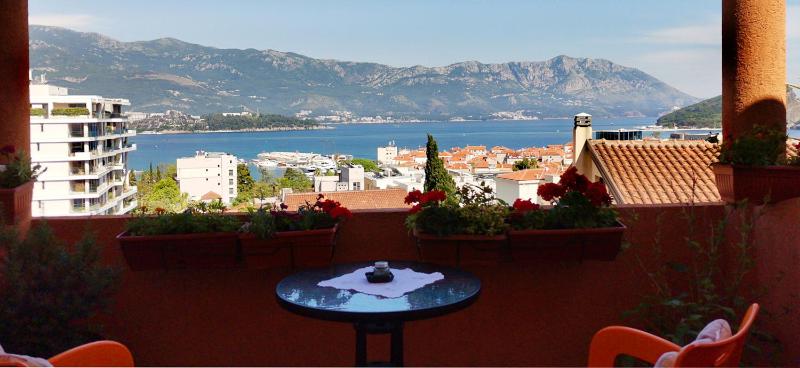 Double Room with Balcony and Sea View image 3