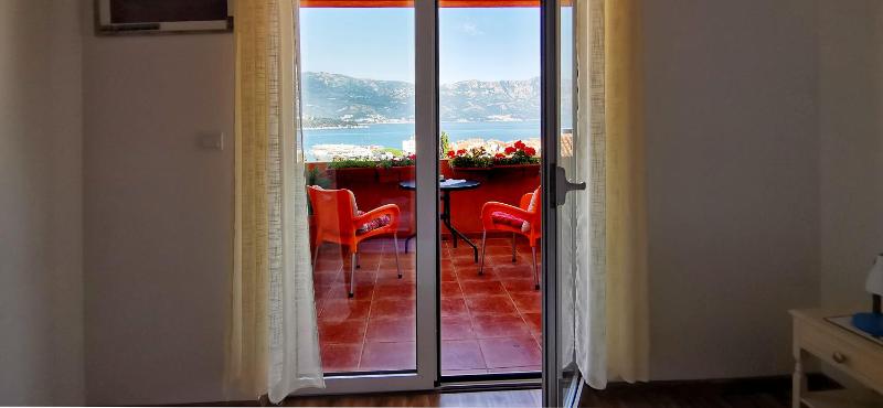 Double Room with Balcony and Sea View image 4