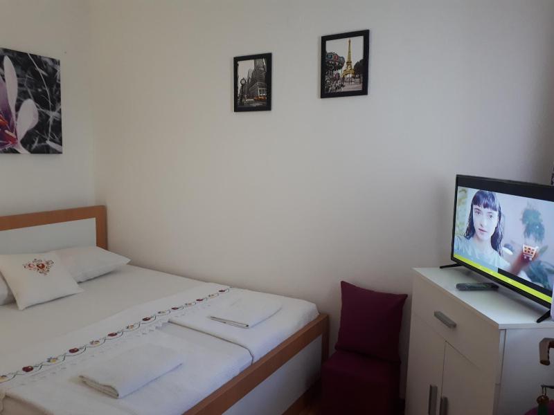 Standard Double Room with Shared Bathroom image 2