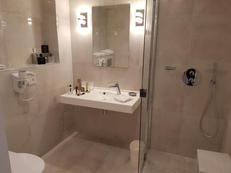 Queen Room with Garden View image 3