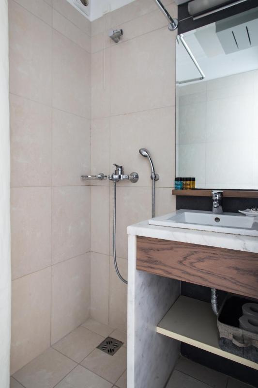 Double or Twin Room with Partial Sea View image 2