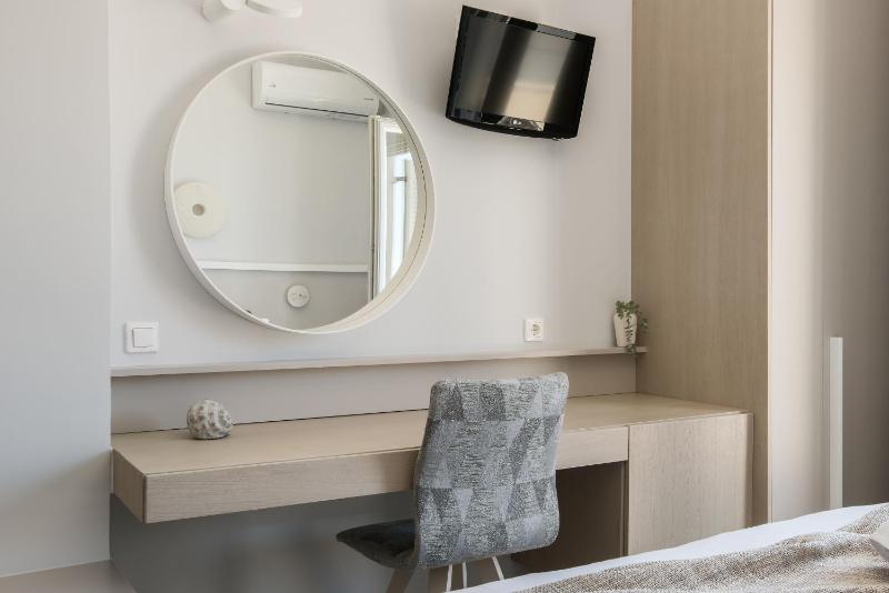 Double or Twin Room with Partial Sea View image 4