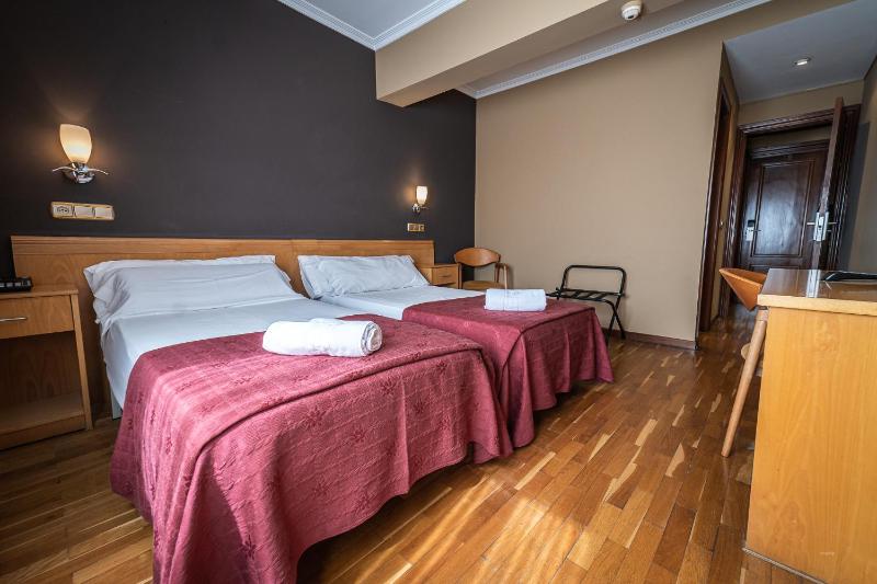 Twin Room image 3