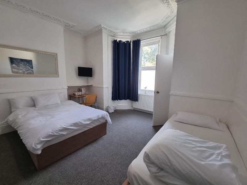 Standard Room with 5 Beds image 2