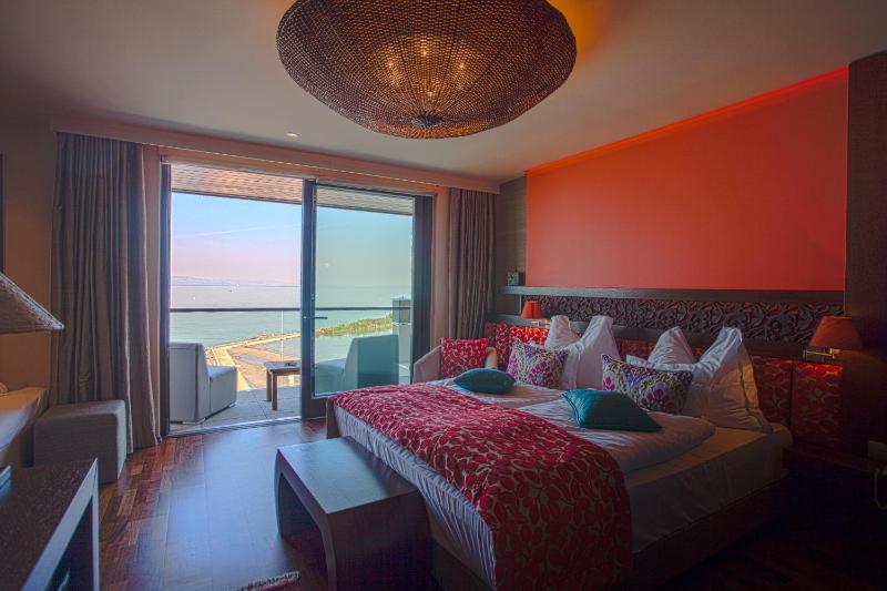 Deluxe Plus Double Room with Balcony and Spectacular Lake View image 2