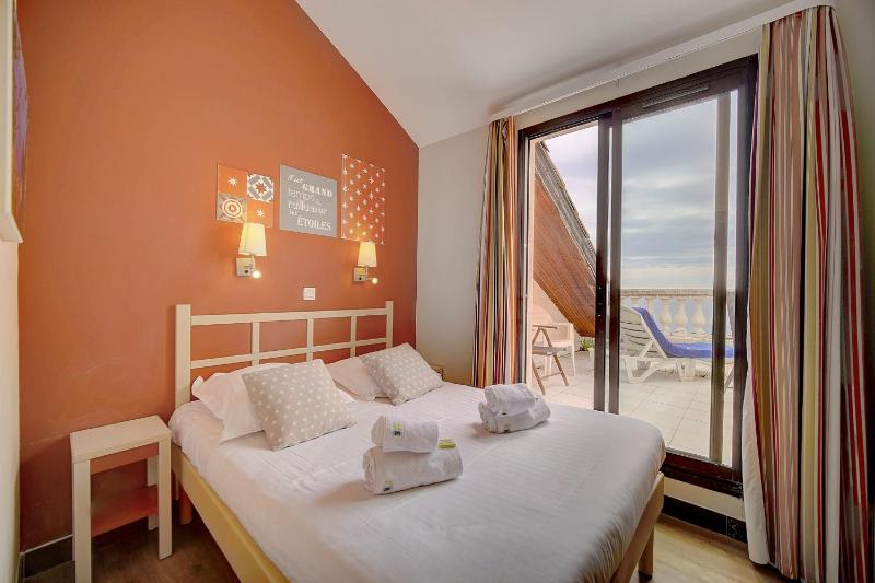 Upstays - 2 Br - sea view - Swimming pool - image 22
