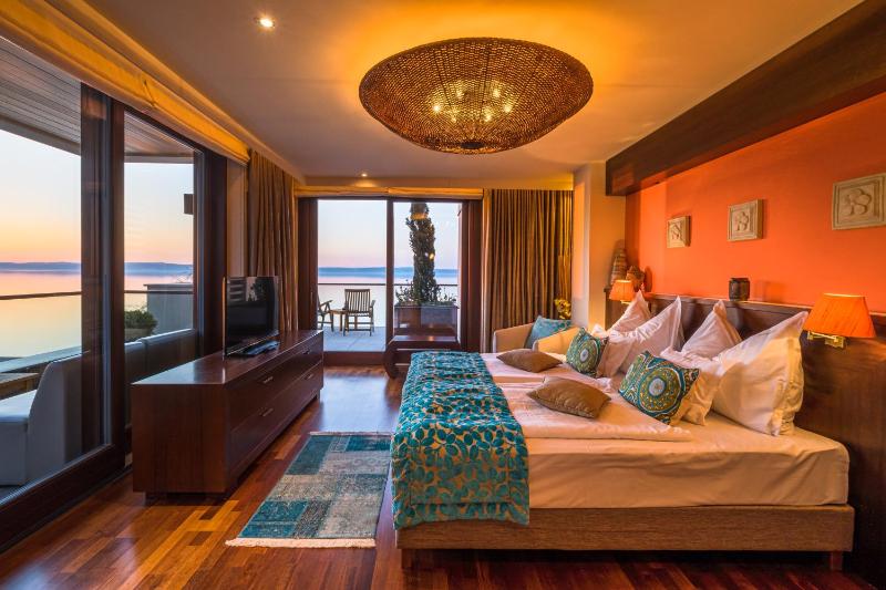 Deluxe Corner Room with Balcony and Spectacular Lake View image 1