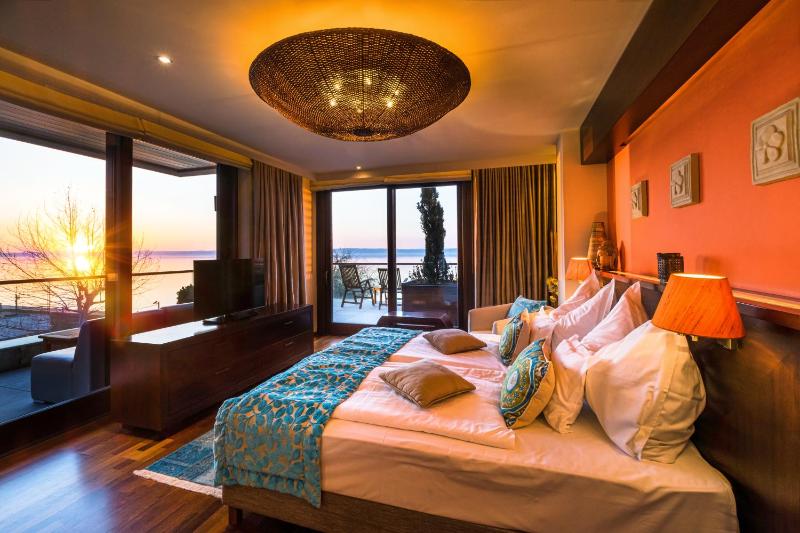 Deluxe Corner Room with Balcony and Spectacular Lake View image 3