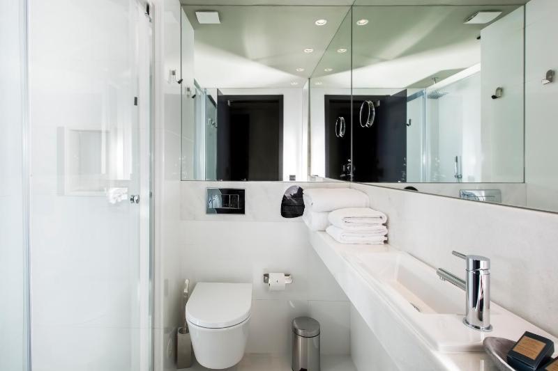 Basic Double Room image 2