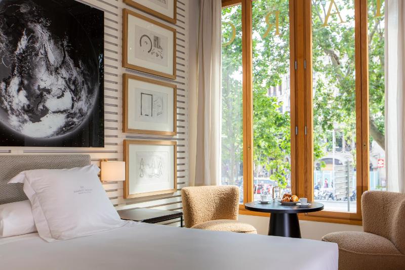 Deluxe Double Room image 2