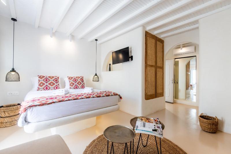 Quadruple Room with Balcony image 2