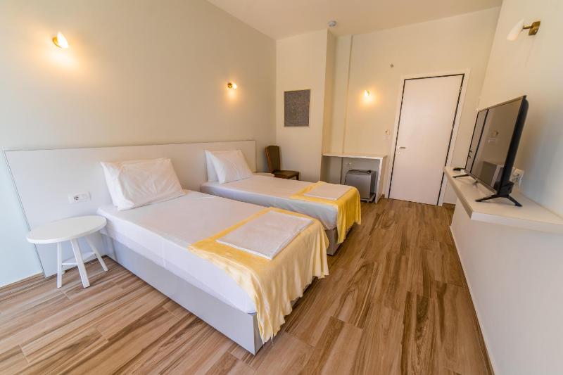 Twin Room with Balcony image 4