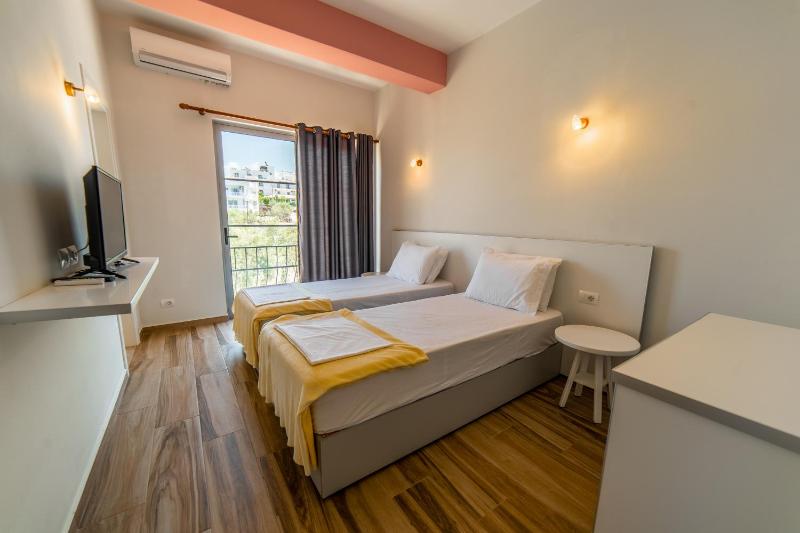 Standard Twin Room image 4