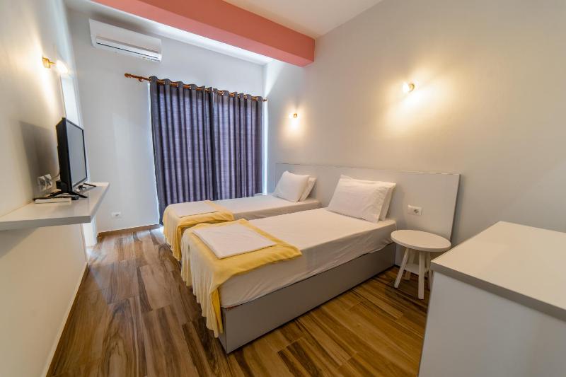 Standard Twin Room image 3