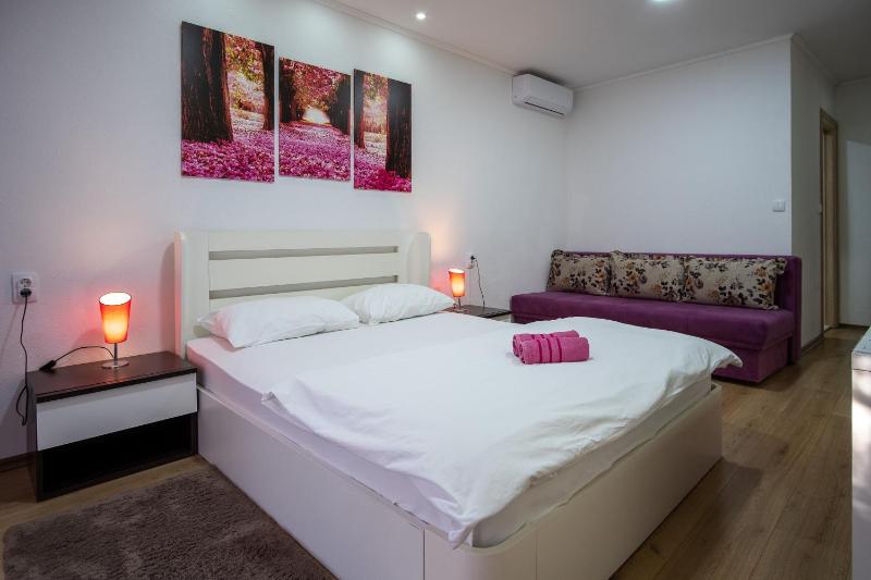 Deluxe Queen Room with Two Queen Beds image 2