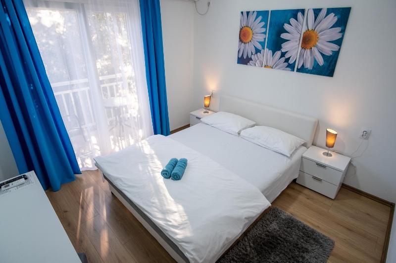 Deluxe Double Room with Balcony image 4