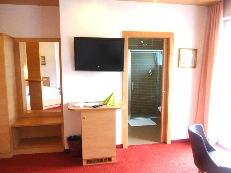 Superior Triple Room image 2
