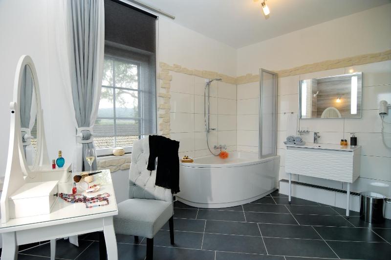 One-Bedroom Queen Suite with Sofa Bed image 2