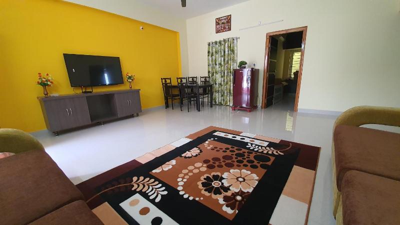 Tirupati Homestay - 2BHK AC Family Apartments near Alipiri and Kapilatheertham - Walk to A2B Veg Restaurant - WiFi - Android TV - Easy access to Tirumala - image 4