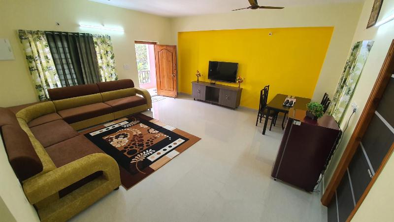 Tirupati Homestay - 2BHK AC Family Apartments near Alipiri and Kapilatheertham - Walk to A2B Veg Restaurant - WiFi - Android TV - Easy access to Tirumala - image 13