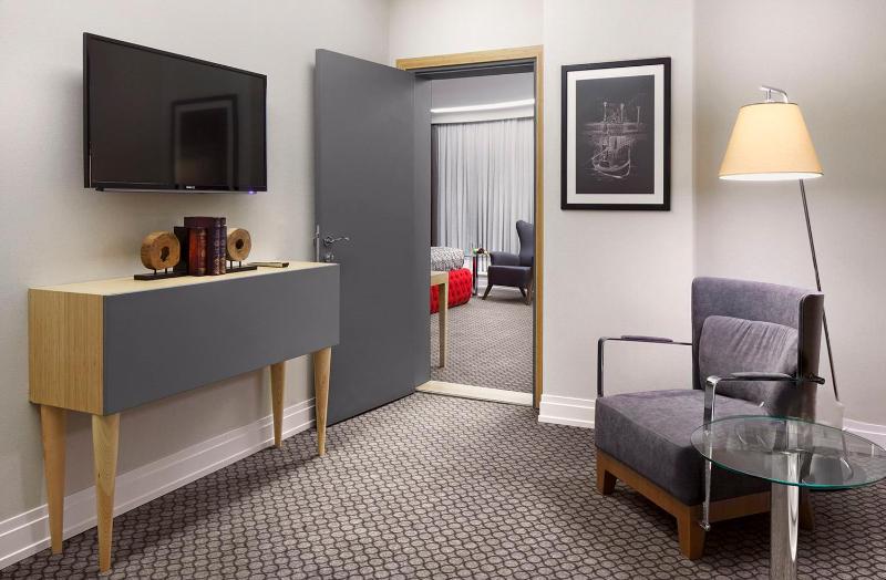 Corner King Suite City View Room image 4