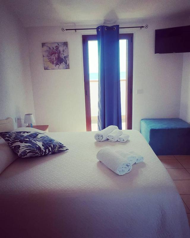 Double Room with Balcony and Sea View image 1