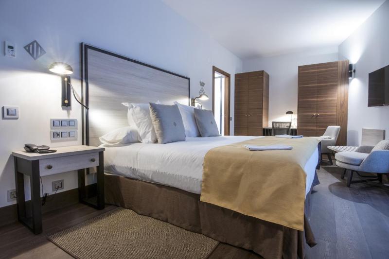 Standard Double Room (2 Adults + 1 Child) image 2