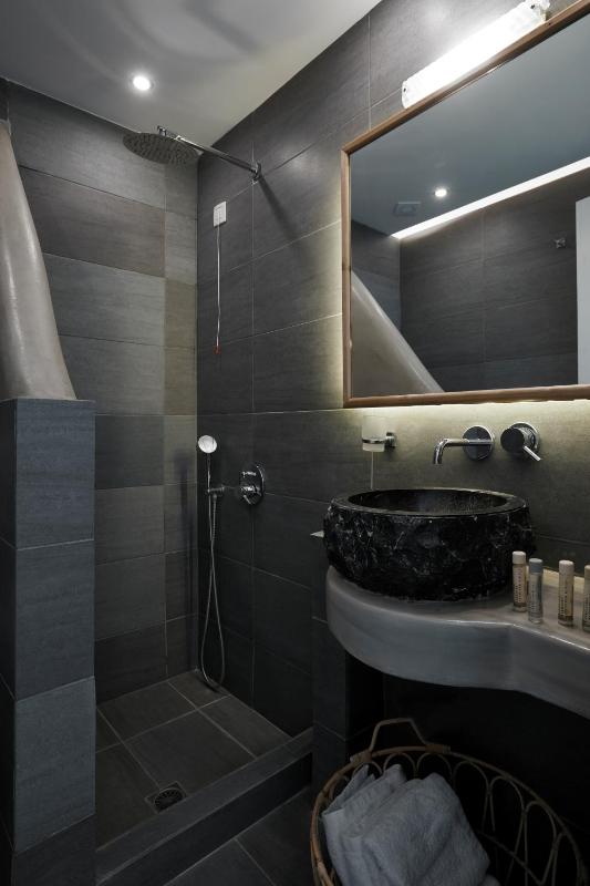 Deluxe Room with Hot Tub & Sea View image 4