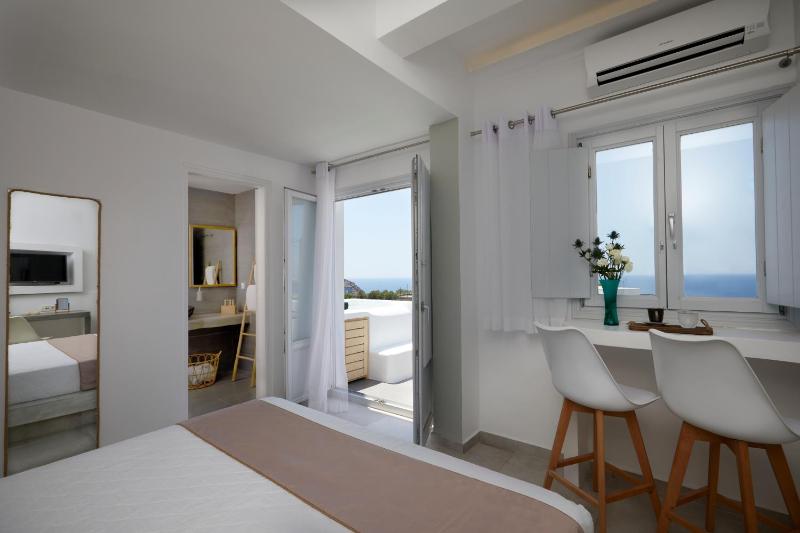 Deluxe Room with Hot Tub & Sea View image 2