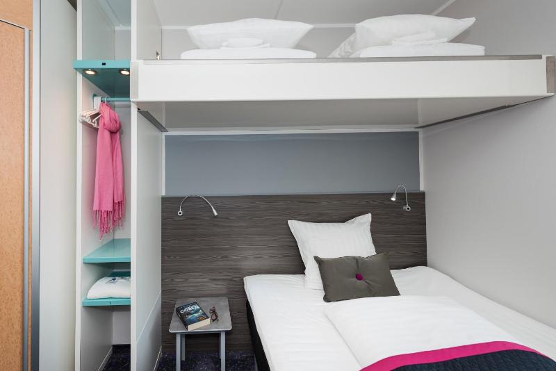 Standard Queen Room image 4