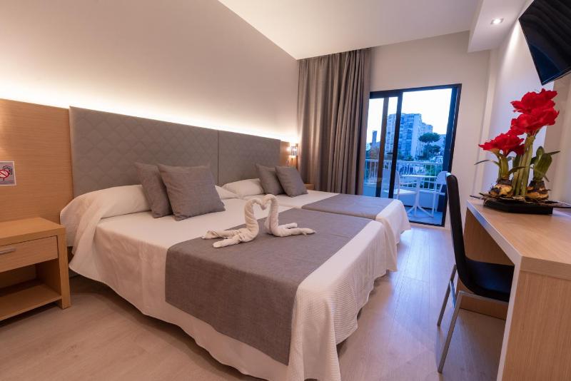 Deluxe Double or Twin Room with Sea View image 1