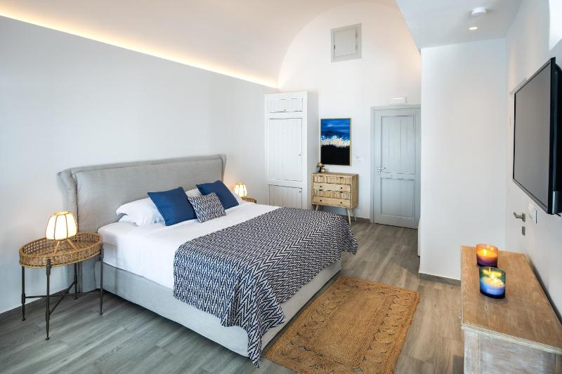  Deluxe Suite Sea View with private pool image 4