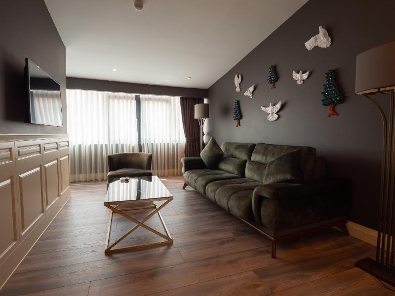 Deluxe Suite with Spa Bath image 3