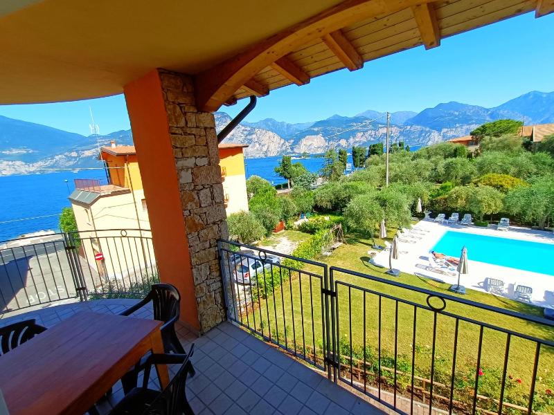 Suite Deluxe with Balcony and Lake View image 2