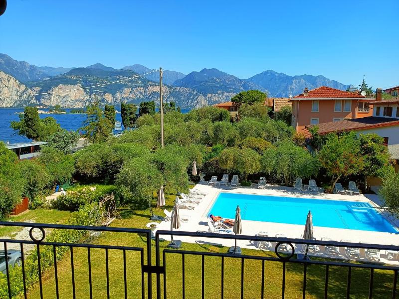 Suite Deluxe with Balcony and Lake View image 3