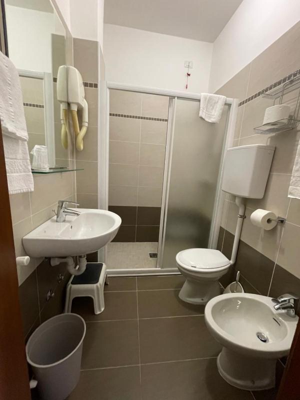 Double or Twin Room with Lake View image 3