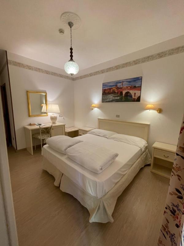 Double or Twin Room with Lake View image 4