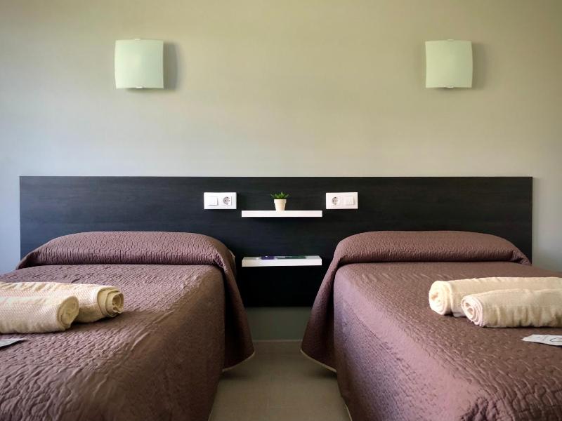 Twin Room image 4