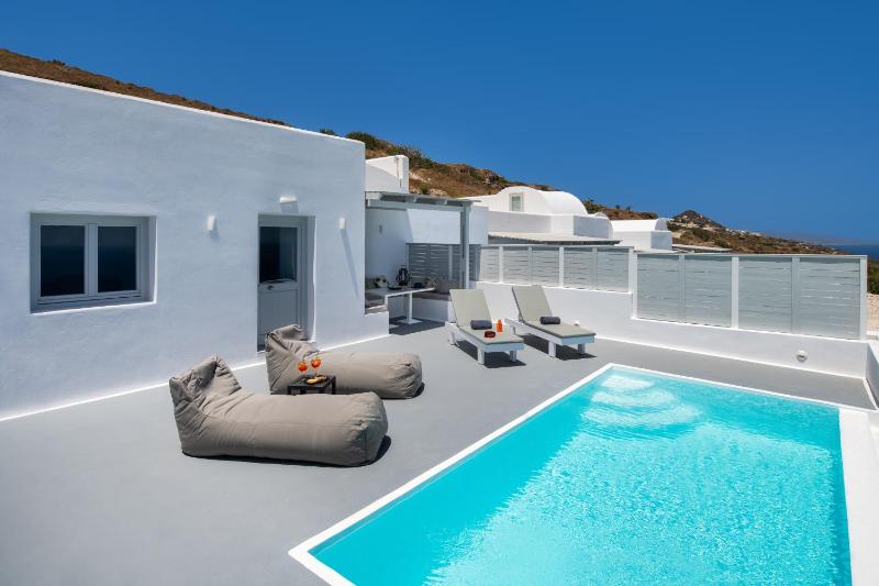 One-Bedroom Suite with Private Heated Pool & Sea View image 4