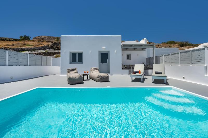 One-Bedroom Suite with Private Heated Pool & Sea View image 2