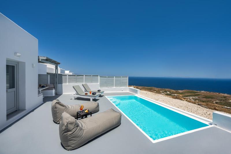 One-Bedroom Suite with Private Heated Pool & Sea View image 3