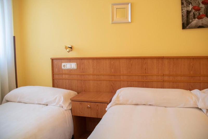 Double Room with Extra Bed image 3