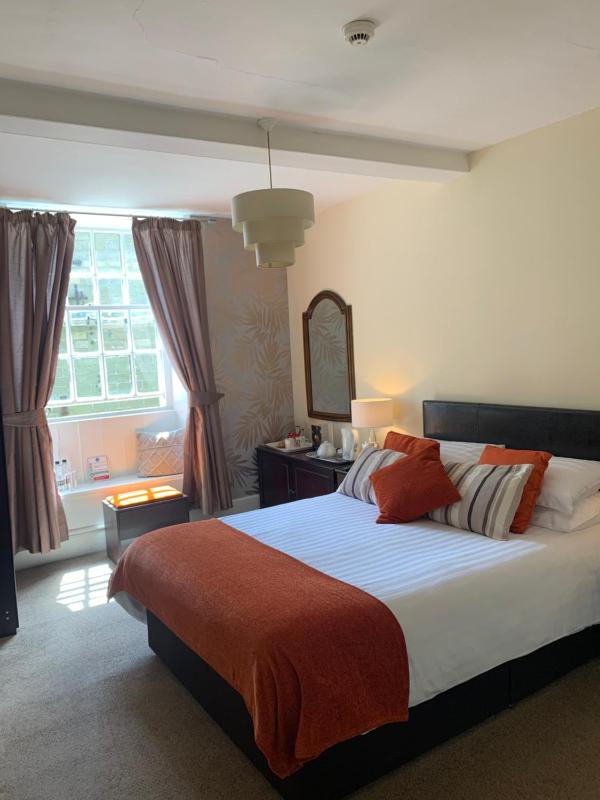 Crown Hotel - image 9