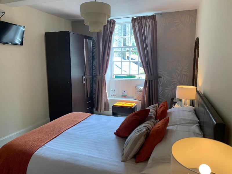 Crown Hotel - image 11