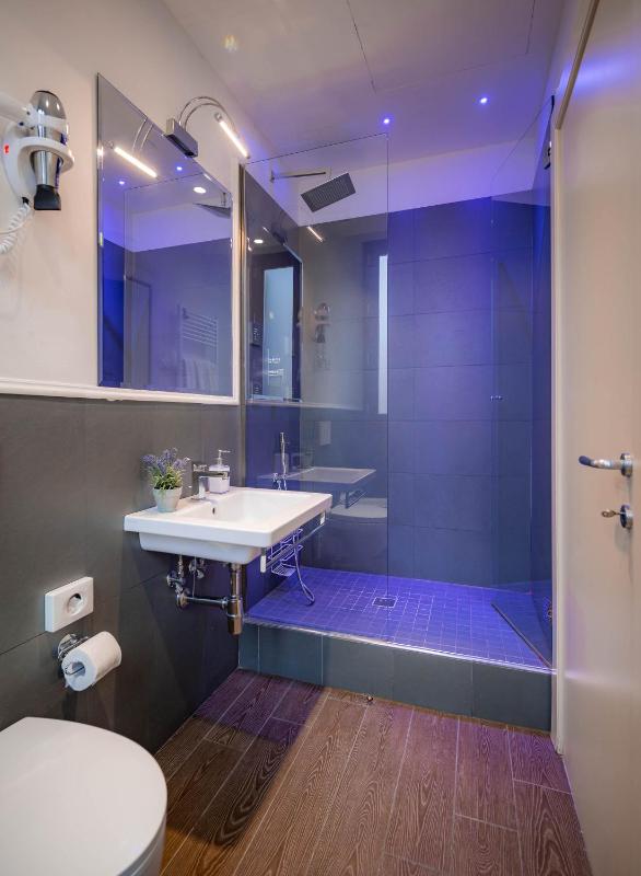 Large Double Room image 4