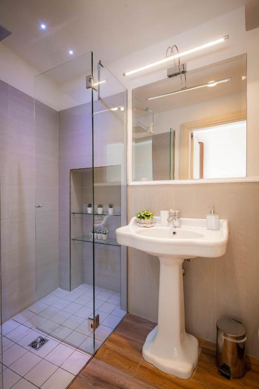 Deluxe Triple Room image 4